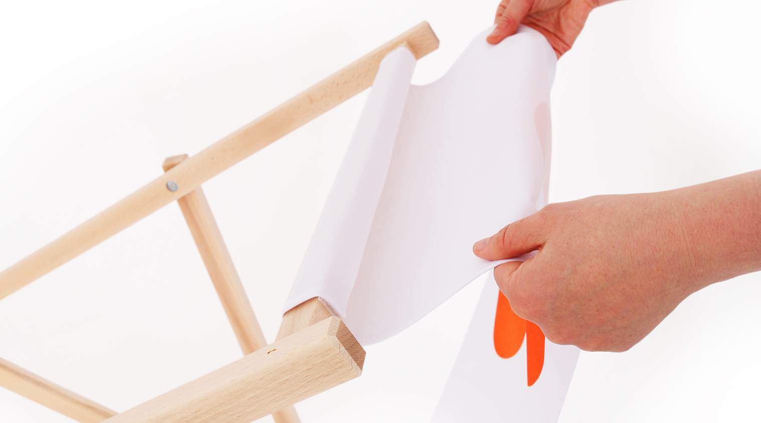 Bevestig de stoffen bekleding op de juiste manier aan de ligstoel met klittenband