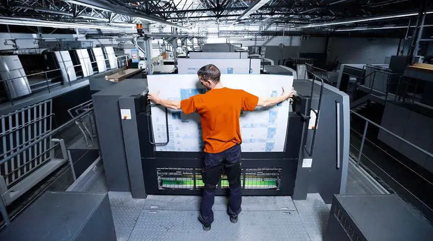 https://api.saxoprint.de/media-by-file-name/_DSC3040_Fachbereich-Produktion_3.webp